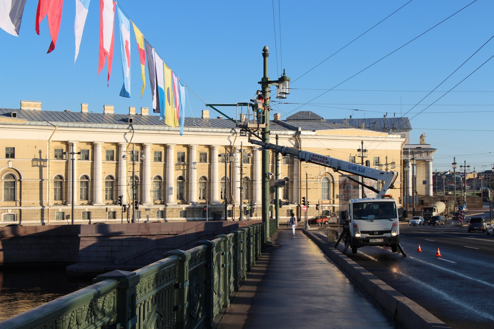 Оформление Дворцового и Благовещенкского мостов ко дню ВМФ